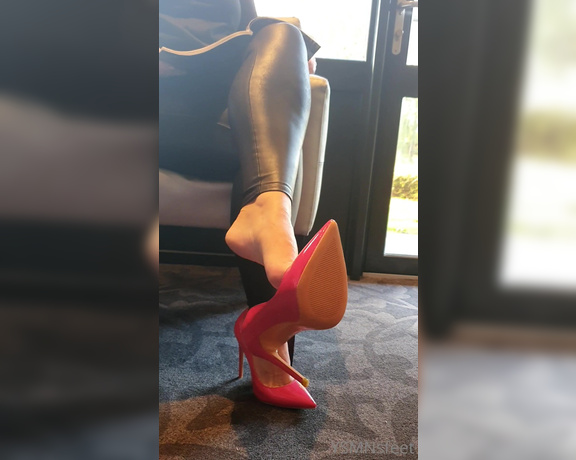 Deliciousdutchfeet aka Deliciousdutchfeet OnlyFans - JOI highheel dangling