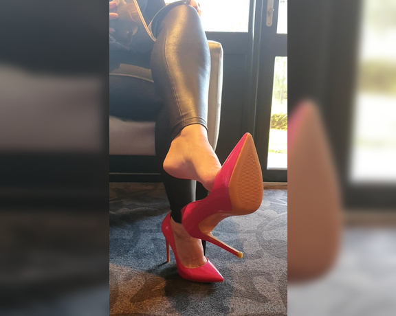 Deliciousdutchfeet aka Deliciousdutchfeet OnlyFans - JOI highheel dangling