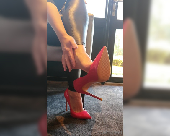 Deliciousdutchfeet aka Deliciousdutchfeet OnlyFans - JOI highheel dangling