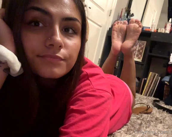 Ivy Foot Goddess aka Ivyfootgoddess OnlyFans - Me in the pose Do u like it when I cross my ankles I get mixed reviews on that anyways I enjoye