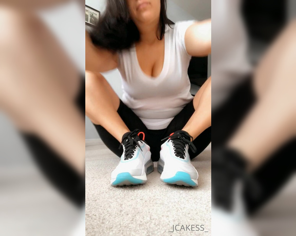 Jenelle Jcakes aka Jcakess OnlyFans - Omg just finished my workout and I’m super sweaty! My sneakers smell