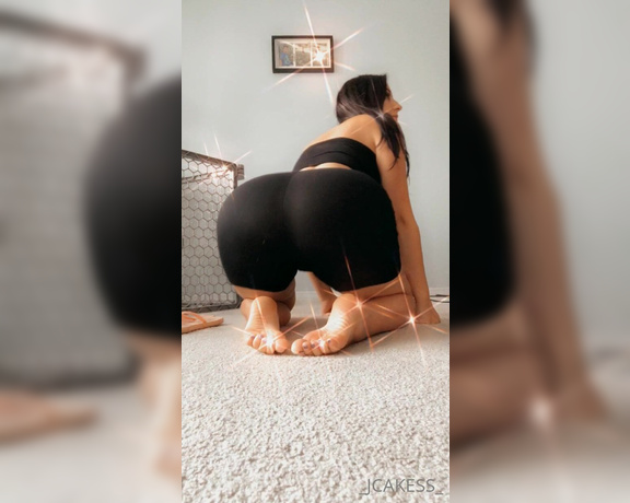 Jenelle Jcakes aka Jcakess OnlyFans - I’m ignoring you while I play with my puppy do u think ur worthy for me to turn around