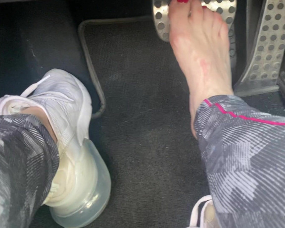 Miss Harriet aka Redtoes Onlyfans - BAREFOOTED! Drive with me for 7 minutes after a sweaty spin class!