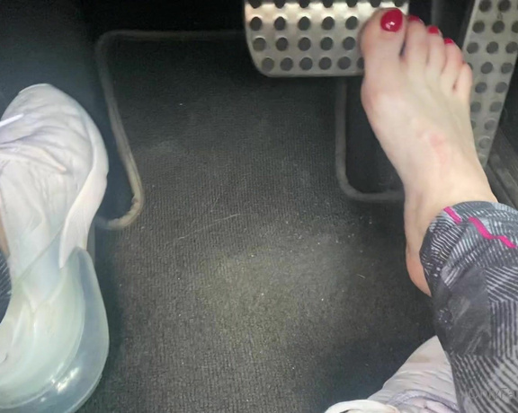 Miss Harriet aka Redtoes Onlyfans - BAREFOOTED! Drive with me for 7 minutes after a sweaty spin class!