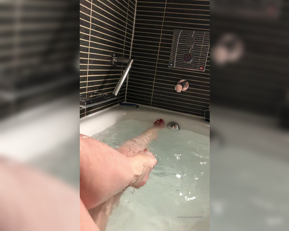 Miss Harriet aka Redtoes Onlyfans - My delicious red toes in the bath