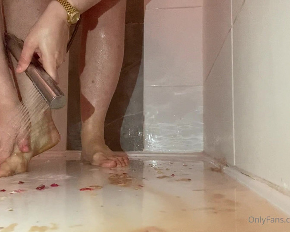 Miss Harriet aka Redtoes Onlyfans - After sploshing my feet need a hot rinse!