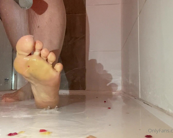 Miss Harriet aka Redtoes Onlyfans - After sploshing my feet need a hot rinse!