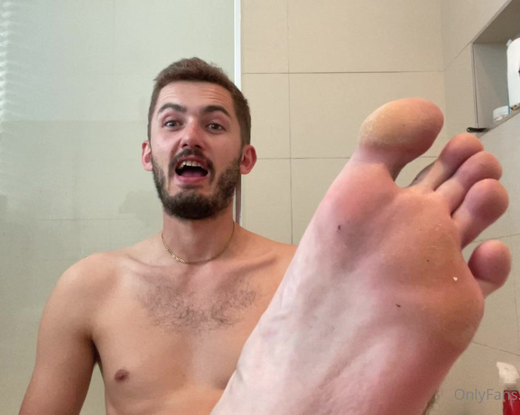 MasterDylanxxx aka Masterdyl Onlyfans - Watch my big feet virtually” slide down your face