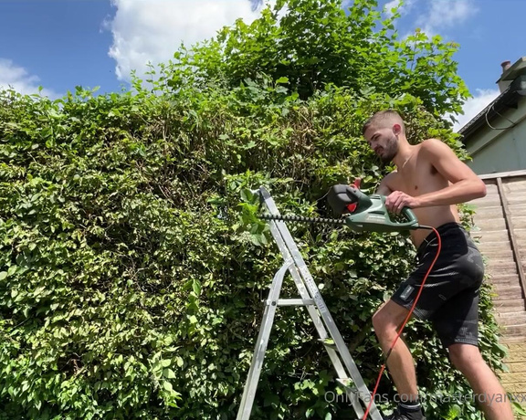 MasterDylanxxx aka Masterdyl Onlyfans - Ah I miss summer time Doing my gardening worksweaty for you lads watching me