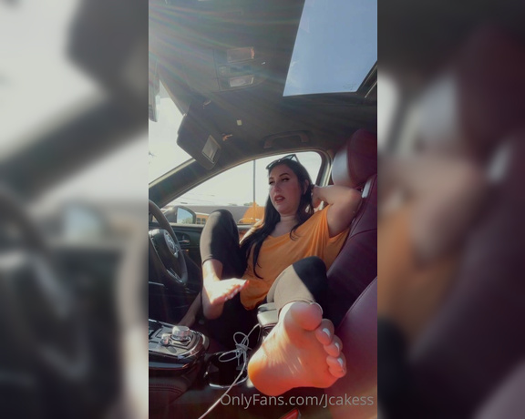 Jenelle Jcakes aka Jcakess OnlyFans - Teasing you in ur car with my soles