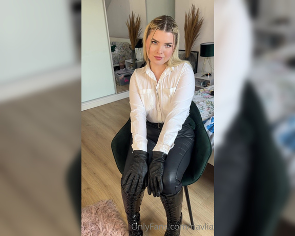 Kinky Navlia aka Navlia OnlyFans - Do you have fetish for leather gloves