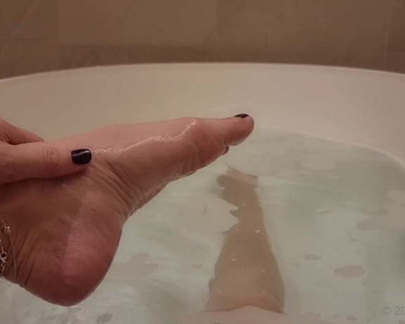 Lola Ward aka Lola_ward OnlyFans - Its no secret that I love my baths Enjoy the cheeky ending