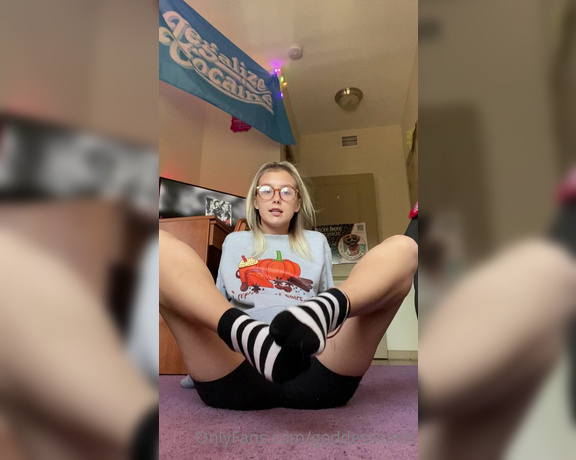 Luna Thrift aka Goddesslunat OnlyFans - Bratty foot tease