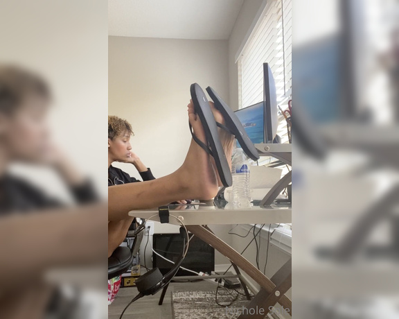 Nichole Sole aka Nicholesole OnlyFans - Flip flops on the desk while working 7