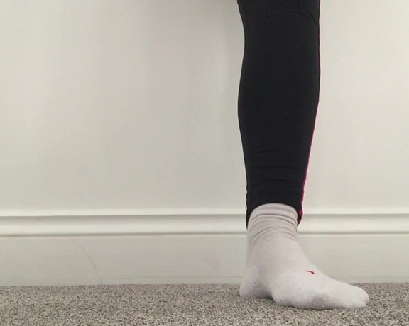 Nikki Whiplash aka Nikkiwhiplash OnlyFans - Exclusive #onlyfans video removing my gym shoes and peeling off my sweaty socks to reveal my warm,