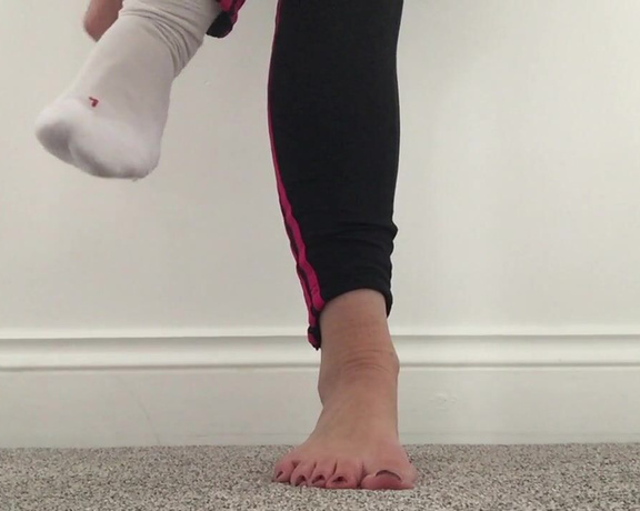 Nikki Whiplash aka Nikkiwhiplash OnlyFans - Exclusive #onlyfans video removing my gym shoes and peeling off my sweaty socks to reveal my warm,