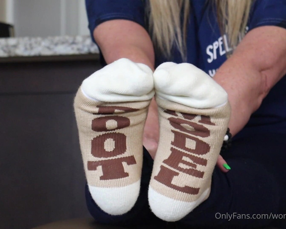 Wonderаeetwoman aka Wonderfeetwoman OnlyFans - Boots and socks removal filmed by Pedsrmeds