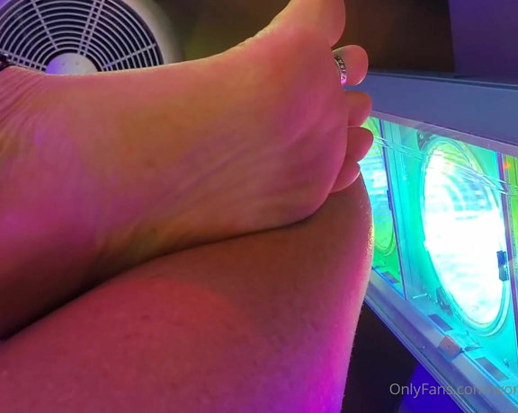 Wonderаeetwoman aka Wonderfeetwoman OnlyFans - Tan Time  My POV Coming soon Giantess Ive been trying for two nights straight to film my Giantess