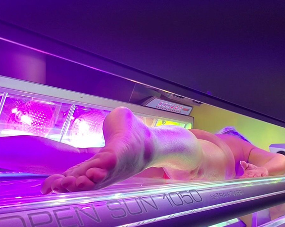 Wonderаeetwoman aka Wonderfeetwoman OnlyFans - The top of the tanning bed comes down, but there’s just enough space for you to see me You sit