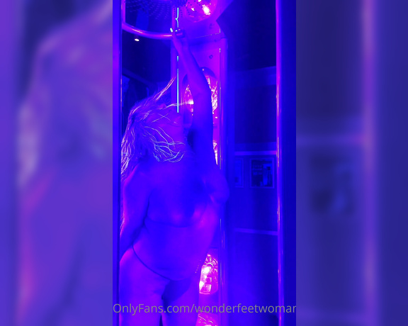 Wonderаeetwoman aka Wonderfeetwoman OnlyFans - Silhouette Ive shown you two tanning beds and a red light therapy bed Today I show you the Stan