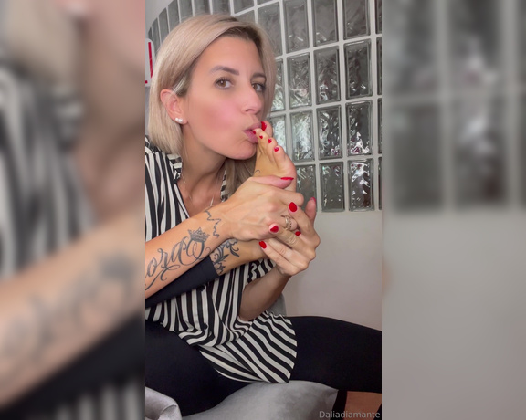 Dalia Diamante aka Daliadiamantevip OnlyFans - Sono brava a succhiarmi avidamente le dita dei piedi Scrivi nei commenti in quale momento esatto sbo