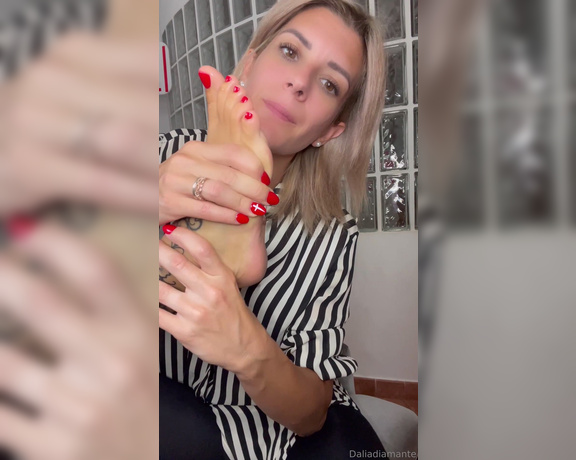 Dalia Diamante aka Daliadiamantevip OnlyFans - Sono brava a succhiarmi avidamente le dita dei piedi Scrivi nei commenti in quale momento esatto sbo