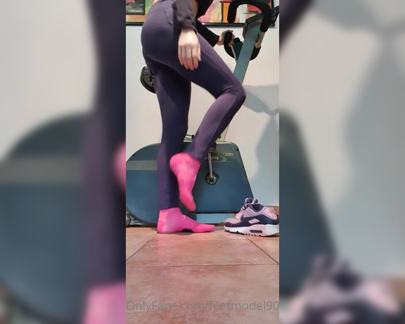 Dalia Diamante aka Daliadiamantevip OnlyFans - Mi alleno e poi mi tolgo i calzini sudati I work out and then take off my sweaty socks