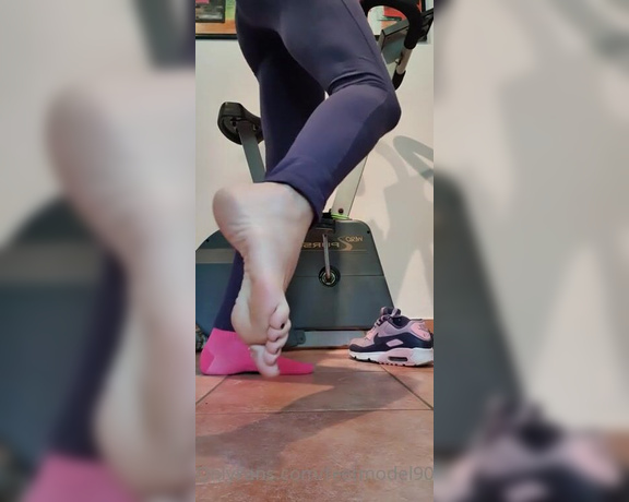 Dalia Diamante aka Daliadiamantevip OnlyFans - Mi alleno e poi mi tolgo i calzini sudati I work out and then take off my sweaty socks