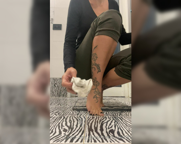 Dalia Diamante aka Daliadiamantevip OnlyFans - Video di 6 minuti e 43 secondi dove ti mostro i miei piedini tatuati in tutto il loro fascino…