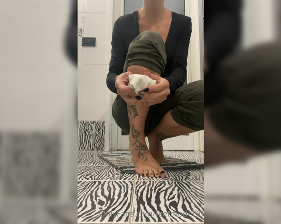 Dalia Diamante aka Daliadiamantevip OnlyFans - Video di 6 minuti e 43 secondi dove ti mostro i miei piedini tatuati in tutto il loro fascino…