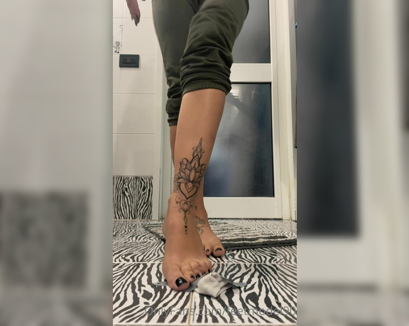 Dalia Diamante aka Daliadiamantevip OnlyFans - Video di 6 minuti e 43 secondi dove ti mostro i miei piedini tatuati in tutto il loro fascino…