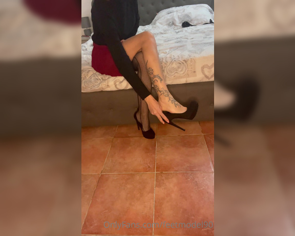 Dalia Diamante aka Daliadiamantevip OnlyFans - Video dangling con dcollet nere e poi con scarpe ballerine! Mi accarezzo le gambe in modo sensuale