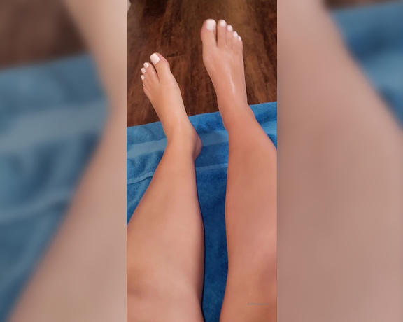 Goddess Gabriela aka Goddessgabriela OnlyFans - White toes JOI Watch me show off and tease you with my freshly pampered feet while I give you JOI