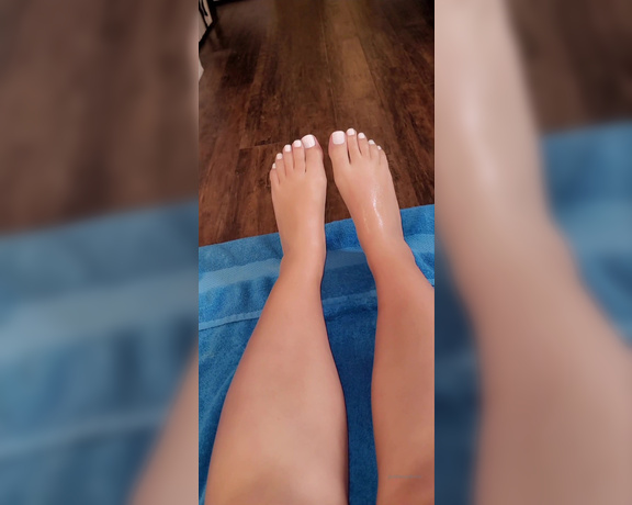 Goddess Gabriela aka Goddessgabriela OnlyFans - White toes JOI Watch me show off and tease you with my freshly pampered feet while I give you JOI