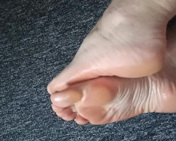 Goddess Sindy aka Redsifeet OnlyFans - What could my oily soles do with you