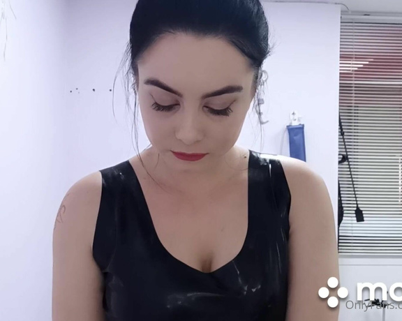 Lady Naama aka Ladynaama OnlyFans - Rubbing my latex suit with oil, Im making fun of you Your tiny dick must be locked up I show you