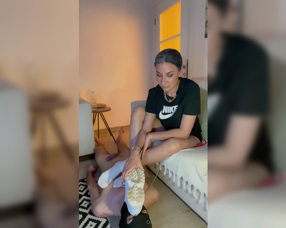 Mistress Fulya aka Mistressfulya OnlyFans - Verdiim grevi yerine getirmezsen sevmediin bir uygulamay sana yaptrrm… (Spor ayakkab, beyaz