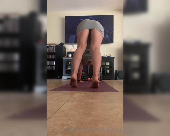 Miss Lady Lynx aka Missladylynx OnlyFans - Yoga while I’m catching up on one for my favorite shows Happy Sunday