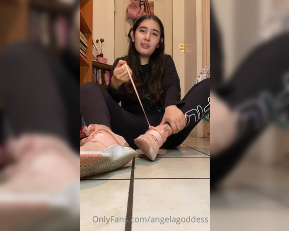 Goddess Angela aka goddessangelamx OnlyFans - Te obligo a oler y limpiar mis pies sudados  500 min