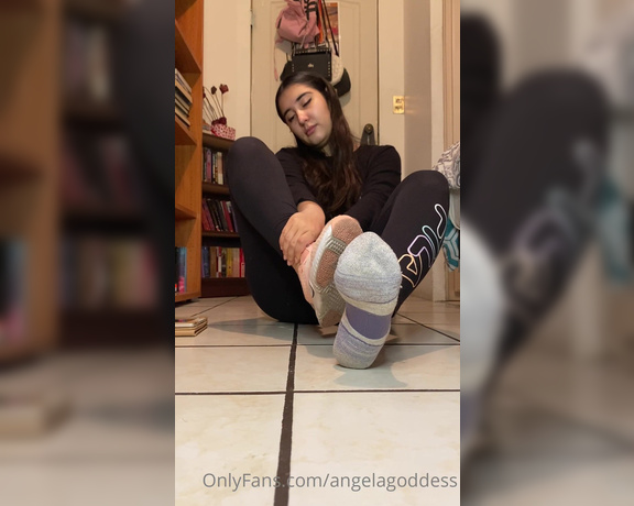 Goddess Angela aka goddessangelamx OnlyFans - Te obligo a oler y limpiar mis pies sudados  500 min