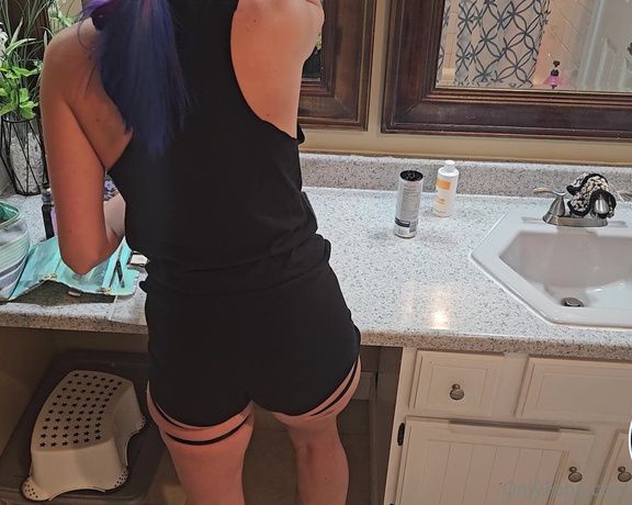 Goddess BBGRL aka goddessbbgrl OnlyFans - Just me goofin around puttin on some makeup while shaking my ass for you!