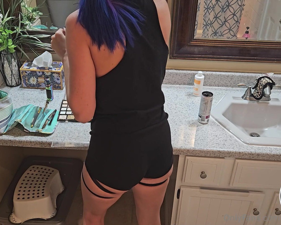 Goddess BBGRL aka goddessbbgrl OnlyFans - Just me goofin around puttin on some makeup while shaking my ass for you!