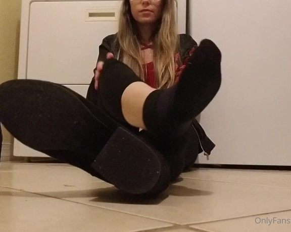 Solesnack aka solesnack OnlyFans - Kicking off the new year with an old years boots removal vid! I took this after being in the commun