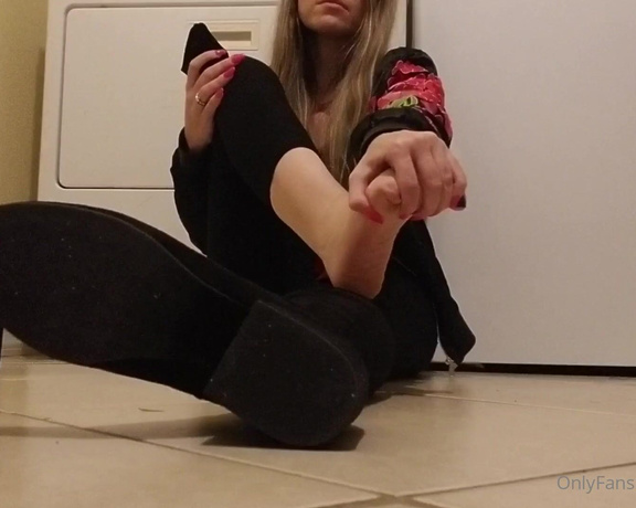 Solesnack aka solesnack OnlyFans - Kicking off the new year with an old years boots removal vid! I took this after being in the commun