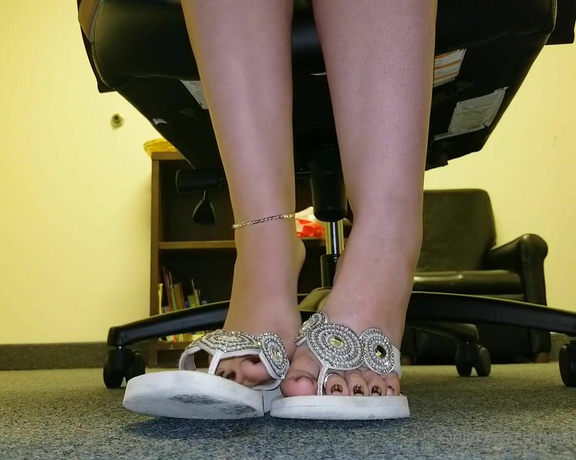 Solesnack aka solesnack OnlyFans - Just a little under the desk play this afternoon )