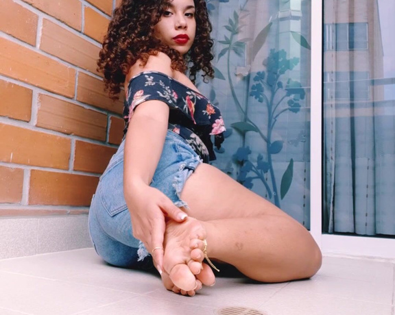 Gia Sauvage aka gia_sauvage OnlyFans - Kiss your goddess toes last day with my French tips toes