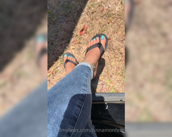 Goddess Cinnamon aka cinnamonfeet2 OnlyFans - Choose your favorite flip flops or wedges