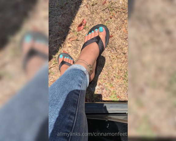 Goddess Cinnamon aka cinnamonfeet2 OnlyFans - Choose your favorite flip flops or wedges