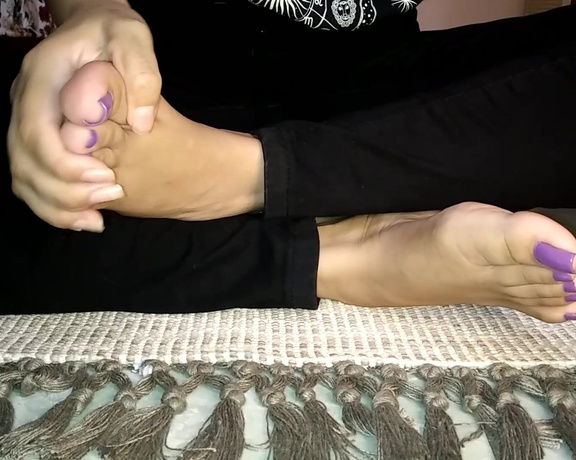 Goddess Cinnamon aka cinnamonfeet2 OnlyFans - I love to worship and massage my feet like this