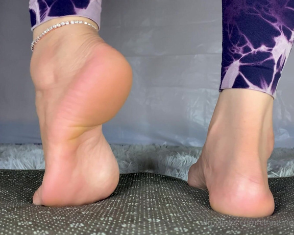 Goddess Cinnamon aka cinnamonfeet2 OnlyFans - Stretching my arches for youI know you can’t stop looking at them